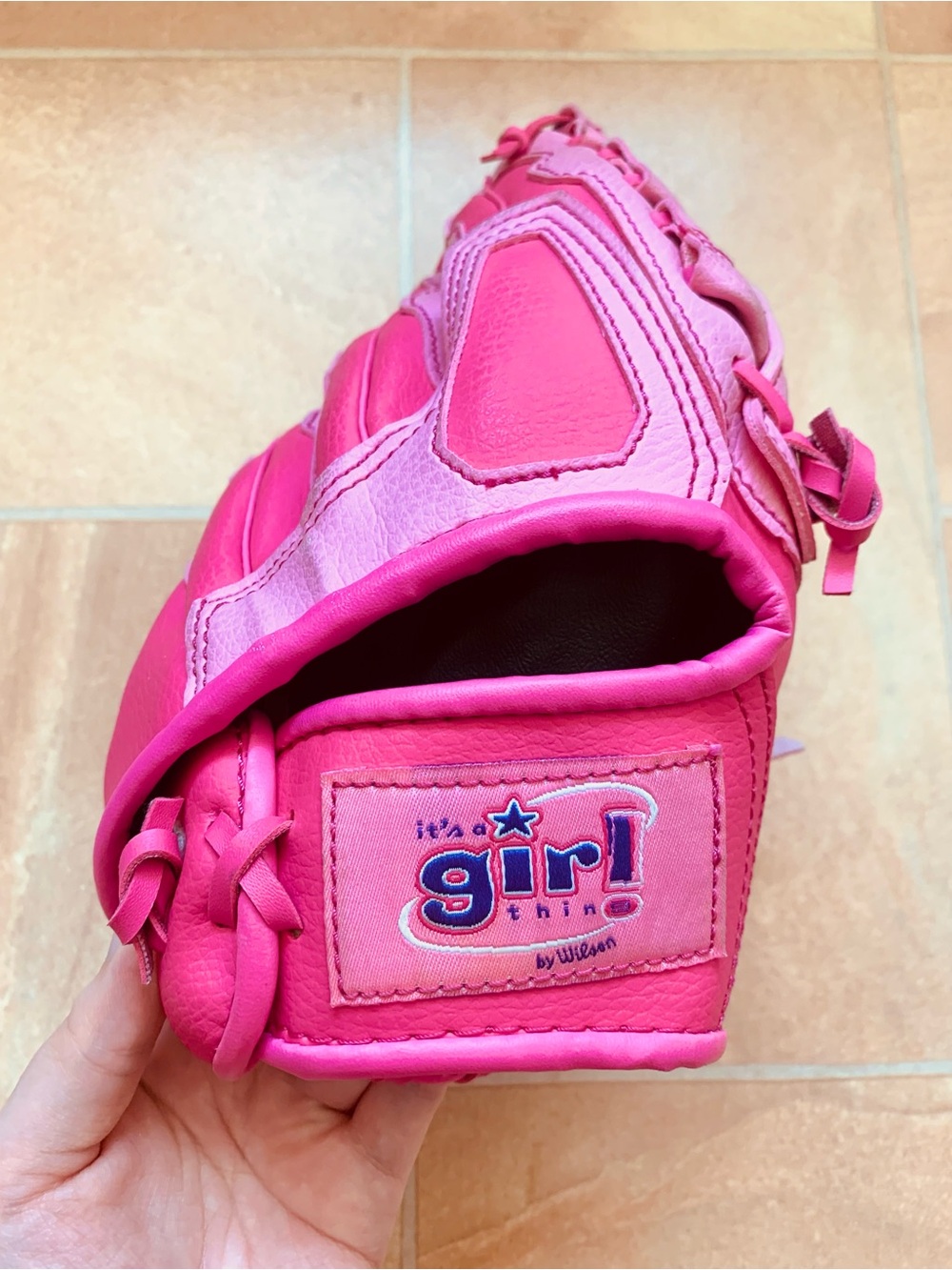 Wilson It's A Girl Thing Pink 10" Left Hand Softball/Baseball Leather Glove - Picture 3 of 3